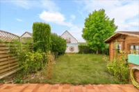 Doppelhaushälfte mit großzügigem Garten, Balkon & Potenzial für individuelle Wohnideen - Garten - Begrünung KI-generiert