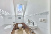 Stilvolles Einfamilienhaus – wohnen in modernisiertem und zeitgemäßem Ambiente - WC OG