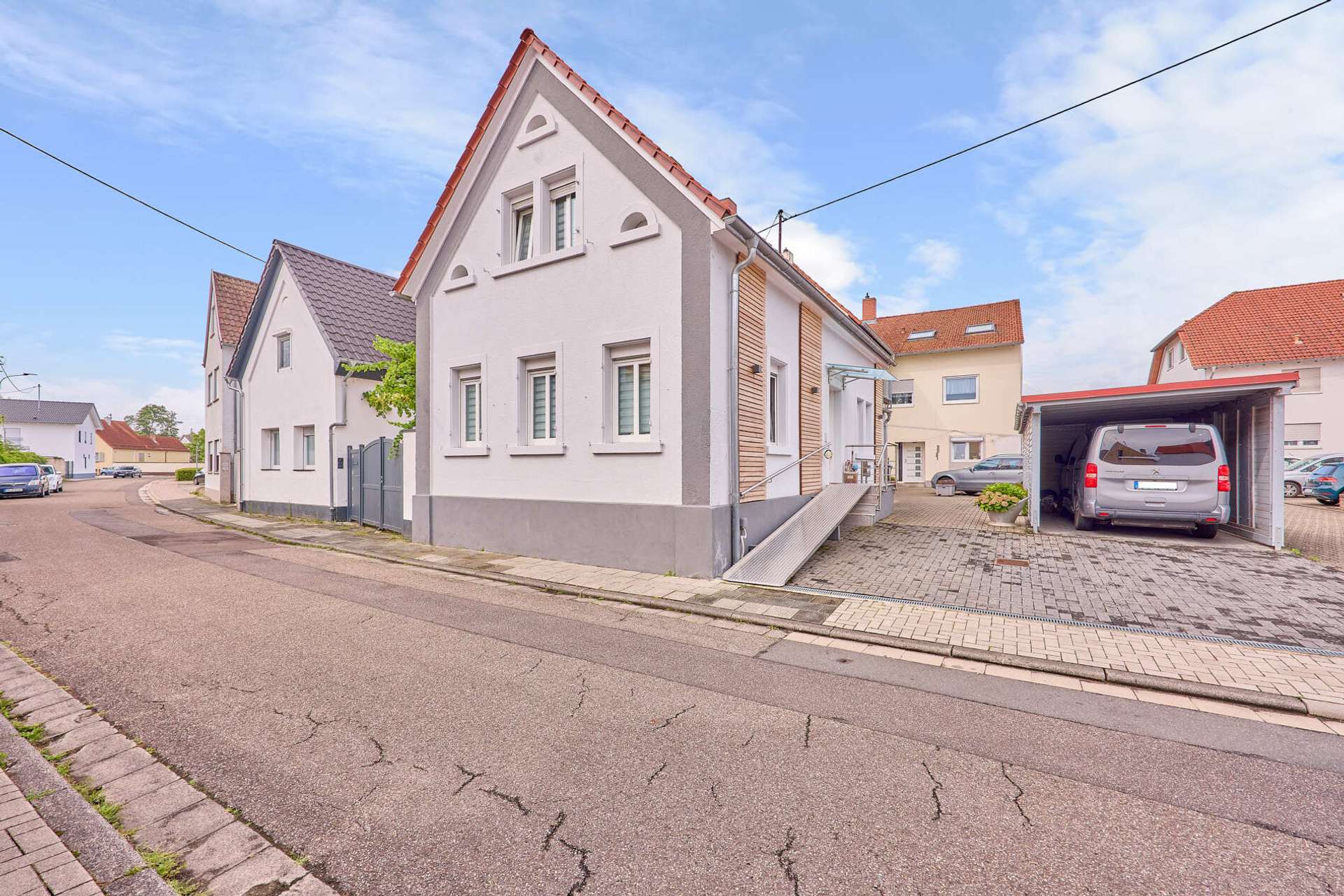 Stilvolles Einfamilienhaus – Wohnen in zeitgemäßem Ambiente, 67459 Böhl-Iggelheim, Einfamilienhaus