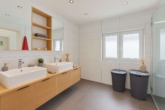 Stilvolles Einfamilienhaus – wohnen in modernisiertem und zeitgemäßem Ambiente - Staging: Badezimmer EG