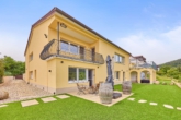 Ein Logenplatz über den Weinbergen: Moderne Souterrainwohnung mit traumhaftem Ausblick - Außenansicht