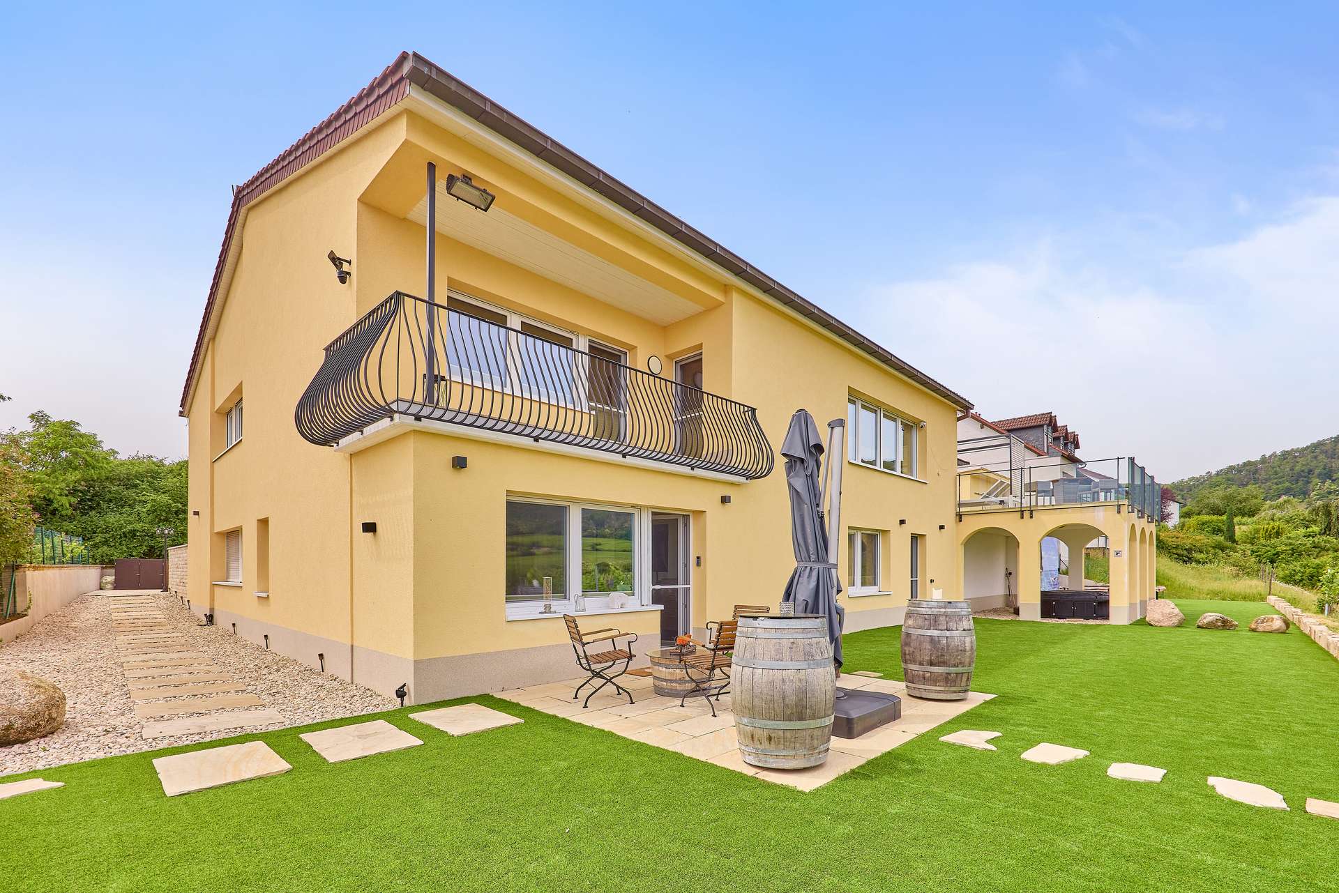 Ein Logenplatz über den Weinbergen: Moderne Souterrainwohnung mit traumhaftem Ausblick, 67146 Deidesheim, Souterrainwohnung