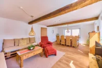 Etabliertes Ferienhaus mit attraktiver Scheune, Sauna und Garten direkt am Pfälzer Wald - Wohn- und Esszimmer
