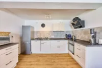 Etabliertes Ferienhaus mit attraktiver Scheune, Sauna und Garten direkt am Pfälzer Wald - Küche