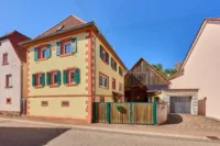 Etabliertes Ferienhaus mit attraktiver Scheune, Sauna und Garten direkt am Pfälzer Wald - Straßenansicht
