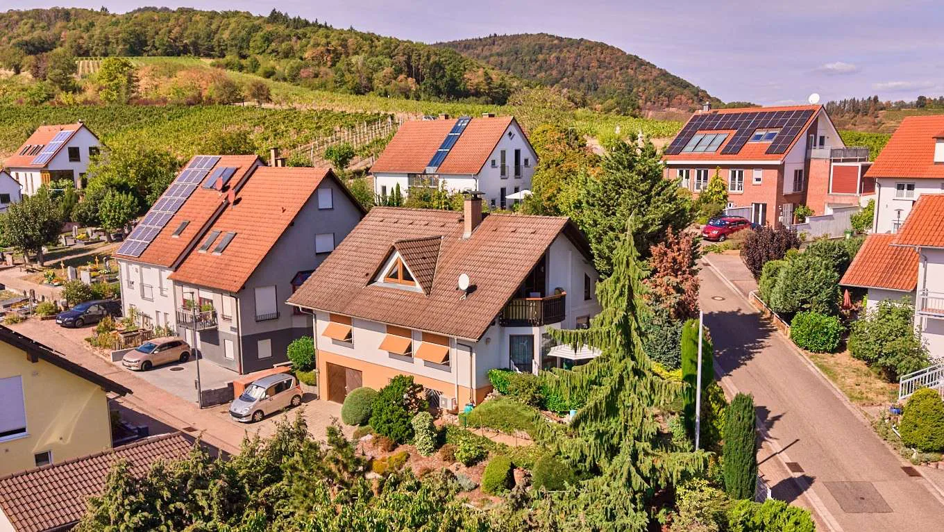 Einfamilienhaus in direkter Weinberglage – großzügiges Wohnen, Galerie & terrassierter Garten, 76829 Ranschbach, Einfamilienhaus