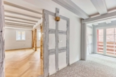 Herzstück: Schicke 3-Zimmer-Wohnung im modernisierten Fachwerkhaus - Wohnbereich