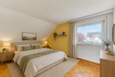 Lichtdurchflutetes Zweifamilienhaus mit Einliegerwohnung und großem Garten - Schlafzimmer (digitales staging)