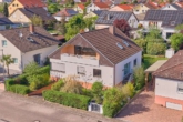 Lichtdurchflutetes Zweifamilienhaus mit Einliegerwohnung und großem Garten - Außenansicht