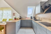 Müller-Bau: Lichtdurchflutete Dachgeschosswohnung mit Süd-Balkon, EBK & Tiefgaragenstellplatz - Küche