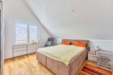 Müller-Bau: Lichtdurchflutete Dachgeschosswohnung mit Süd-Balkon, EBK & Tiefgaragenstellplatz - Schlafzimmer