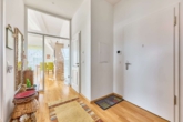 Müller-Bau: Lichtdurchflutete Dachgeschosswohnung mit Süd-Balkon, EBK & Tiefgaragenstellplatz - Diele