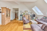 Müller-Bau: Lichtdurchflutete Dachgeschosswohnung mit Süd-Balkon, EBK & Tiefgaragenstellplatz - Wohnbereich