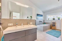 Wohnen mit grenzenlosem Raumgefühl – exklusives Architektenhaus in traumhafter Lage - Badezimmer_OG
