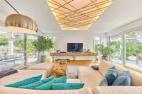 Wohnen mit grenzenlosem Raumgefühl – exklusives Architektenhaus in traumhafter Lage - Wohnzimmer