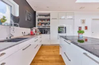 Wohnen mit grenzenlosem Raumgefühl – exklusives Architektenhaus in traumhafter Lage - Küche