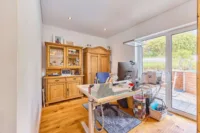 Wohnen mit grenzenlosem Raumgefühl – exklusives Architektenhaus in traumhafter Lage - Büro_EG