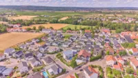 Wohnen mit grenzenlosem Raumgefühl – exklusives Architektenhaus in traumhafter Lage - Drohnenaufnahme