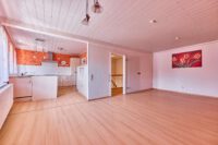 Großzügiges Wohnanwesen mit weitläufigem Innenhof, vielseitiger Scheune & Einliegerwohnung - Wohn- & Esszimmer mit Küche ELW