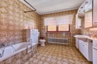 Großzügiges Wohnanwesen mit weitläufigem Innenhof, vielseitiger Scheune & Einliegerwohnung - Badezimmer
