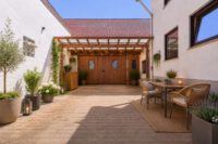 Großzügiges Wohnanwesen mit weitläufigem Innenhof, vielseitiger Scheune & Einliegerwohnung - Innenhof - digitales staging