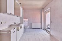 Großzügiges Wohnanwesen mit weitläufigem Innenhof, vielseitiger Scheune & Einliegerwohnung - Badezimmer ELF
