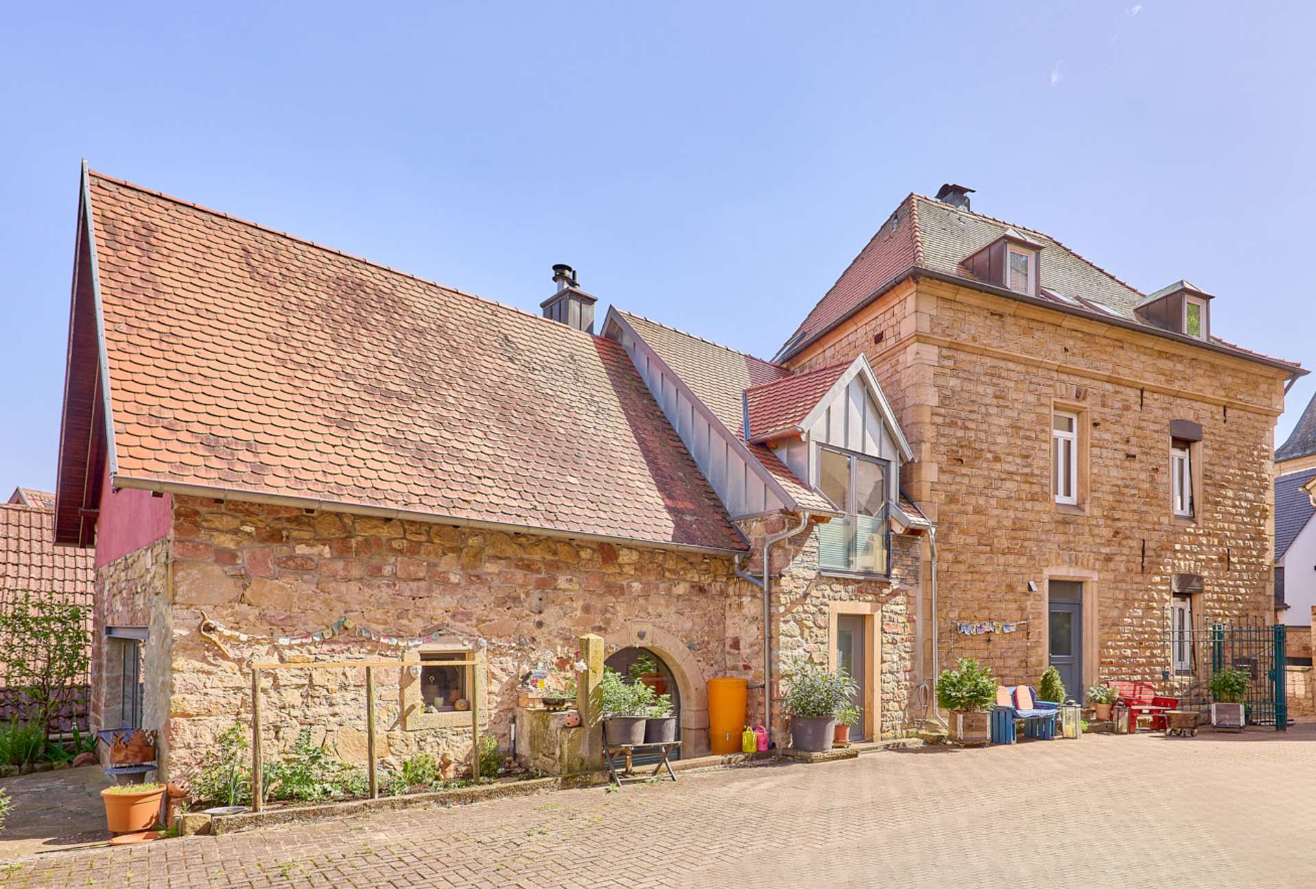 Einzigartige Gelegenheit: Wohnhaus & historische Schule in der Südpfalz, 76835 Gleisweiler, Haus