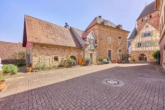 Einzigartige Gelegenheit: Wohnhaus & historische Schule in der Südpfalz - Hausansicht