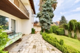Familienklassiker mit Ausbaureserve, Garten und optionalem Zusatzgrundstück - Terrasse und Garten