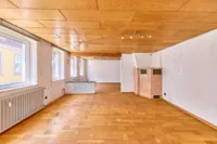 Wohn- & Geschäftsensemble mit Gewerbeertrag & großzügiger Maisonettewohnung - Wohnzimmer