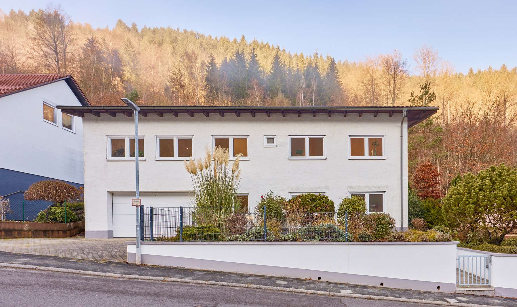 Architektonische Klarheit trifft Naturnähe: stilvolles Wohnen mit beeindruckender Offenheit, 67466 Lambrecht (Pfalz), Einfamilienhaus