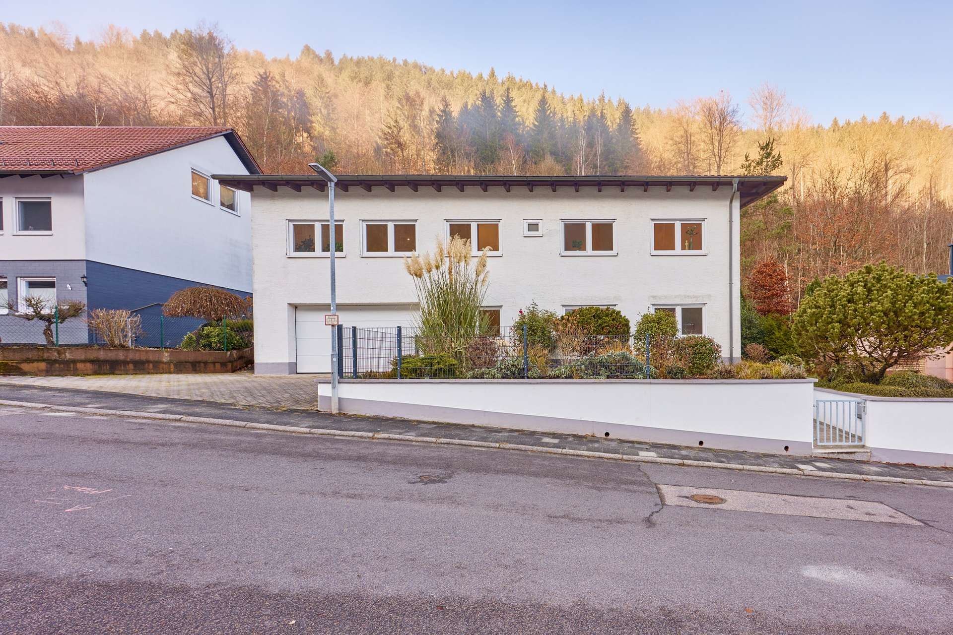 Architektonische Klarheit trifft Naturnähe: stilvolles Wohnen mit beeindruckender Offenheit, 67466 Lambrecht (Pfalz), Einfamilienhaus