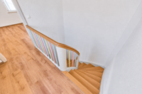 Einfamilienhaus mit sonnigem, vielseitig nutzbarem Hofbereich - Flur