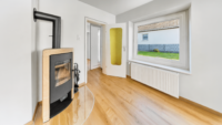 Einfamilienhaus mit sonnigem, vielseitig nutzbarem Hofbereich - Wohnzimmer