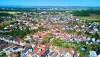 Einfamilienhaus mit sonnigem, vielseitig nutzbarem Hofbereich - Drohnenaufnahmen