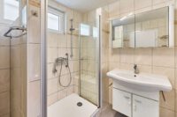 Einfamilienhaus mit sonnigem, vielseitig nutzbarem Hofbereich - Badezimmer