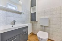 Einfamilienhaus mit sonnigem, vielseitig nutzbarem Hofbereich - Gäste-WC