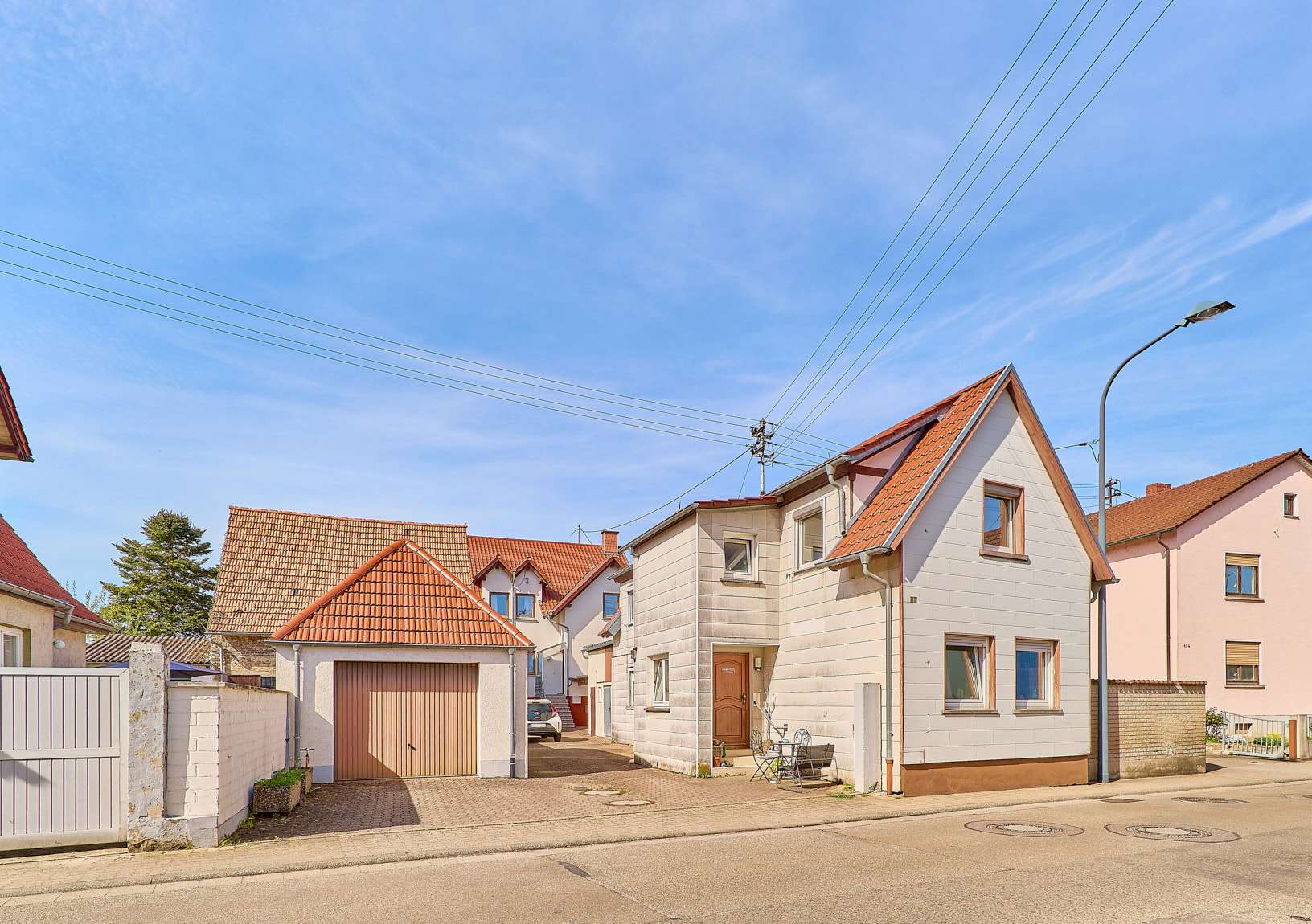 Wohnen & Vermieten: Haus-Ensemble mit zwei Wohnhäusern, großem Garten & freiem Feldblick, 76870 Kandel, Zweifamilienhaus