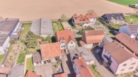 Wohnen & Vermieten: Haus-Ensemble mit zwei Wohnhäusern, großem Garten & freiem Feldblick - Drohnenaufnahme