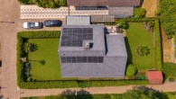 Exklusiver Bungalow in ruhiger Lage mit lichtdurchfluteten Räumen - Drohnenaufnahme