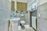 Exklusiver Bungalow in ruhiger Lage mit lichtdurchfluteten Räumen - Gäste-WC