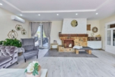 Exklusiver Bungalow in ruhiger Lage mit lichtdurchfluteten Räumen - Wohnzimmer