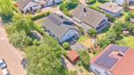 Exklusiver Bungalow in ruhiger Lage mit lichtdurchfluteten Räumen - Drohnenaufnahme