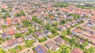 Exklusiver Bungalow in ruhiger Lage mit lichtdurchfluteten Räumen - Drohnenaufnahme
