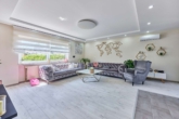 Exklusiver Bungalow in ruhiger Lage mit lichtdurchfluteten Räumen - Wohnzimmer