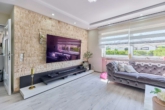 Exklusiver Bungalow in ruhiger Lage mit lichtdurchfluteten Räumen - Wohnzimmer
