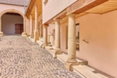 Tradition & Vision: Barockes Klosteranwesen mit weitläufigem Garten & viel Gestaltungspotenzial - Hof
