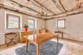 Tradition & Vision: Barockes Klosteranwesen mit weitläufigem Garten & viel Gestaltungspotenzial - Wohnzimmer