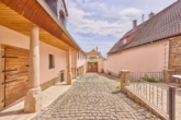 Tradition & Vision: Barockes Klosteranwesen mit weitläufigem Garten & viel Gestaltungspotenzial - Innenhof