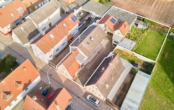 Wohnen, arbeiten & Natur: Vielseitiges Einfamilienhaus mit Scheune, Garten & Hof - Drohnenaufnahme